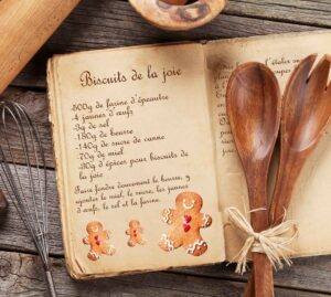 livre ancien avec recette des biscuits de la joie, biscuits de la joie décorés façon Noël, fouet et spatule